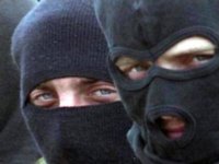Двое неизвестных в черных масках напали на магазин в Усть-Илимске в Иркутской области