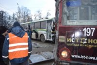 Автобус врезался в трамвай в Иркутске, пострадала пассажирка