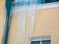 Ледяная глыба обрушилась с крыши дома на женщину в Иркутске