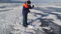 Ежедневно на Малом море Байкала машины проваливаются под лед