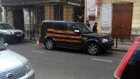 Полиция ищет, кто раскрасил под георгиевскую ленту машину польского консульства в Иркутске, а в соцсетях дают оценку прецеденту