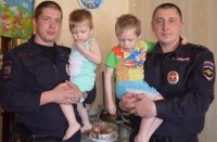 Усольские полицейские навестили спасенных из огня детей