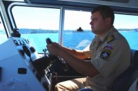 Рыбака с перевернувшейся в Ангаре лодки разыскивают иркутские водолазы
