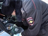 В Иркутске полицейский на ходу остановил иномарку с автоугонщиком