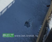 Житель Братска провалился под лед, пытаясь оригинально поздравить жену с 8 марта