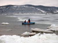Мужчину и женщину сняли с оторвавшейся льдины на Байкале