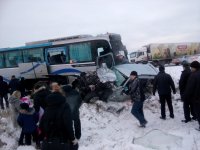 Один погиб, 4 госпитализированы в результате ДТП автобуса с иномаркой в Усольском районе