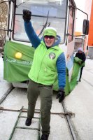 Силачка в Иркутске сдвинула два вагона трамвая, установив мировой рекорд