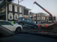 В Иркутске эвакуатор уронил еще одну машину