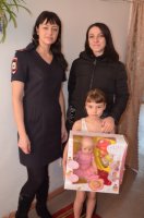 В Усолье-Сибирском инспекторы ПДН поздравили с женским днём девочек из многодетных семей и их матерей