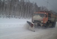 Более сотни дорожных машин разгребают внезапный снег в Иркутской области