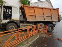 На улице Лермонтова в Иркутске грузовик врезался в здание