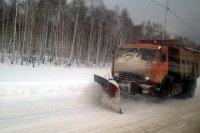 169 машин Дорожной службы Иркутской области расчищают дороги после снегопада