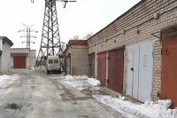 Житель Усть-Илимска получил травму головы, катаясь на капоте по гаражному кооперативу