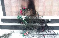 В Усть-Куте разыскивают поджигателя венков на мемориале погибшим во Второй Мировой войне