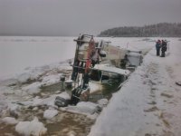 Спасатели ликвидируют нефтепродукты в месте провала машин под лед на Лене
