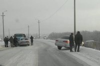В Усолье-Сибирском автомобиль чудом не упал с виадука после ДТП