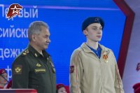 Сергей Шойгу наградил школьника из Тулуна за спасение утопающих