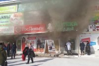 Работницу склада спасли при пожаре в торговом центре в Саянске