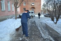Житель Усть-Кута подметает дороги за неоплаченный штраф