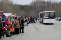 Четыре автобусных маршрута пойдут до кладбища в Радоницу