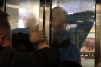 Посетители ТРК «Комсомолл» полчаса провели в застрявшем лифте, пока охранник открывал дверь ложкой
