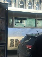 В Иркутске пьяный дебошир разбил окно автобуса бутылкой водки