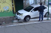 В Усолье-Сибирском водитель Toyota Premio въехал в стену магазина и скрылся