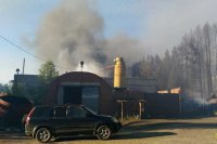 Гаражный бокс и склад с техникой сгорели в Усть-Илимске