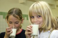 Каждый ученик начальной школы в Иркутской области ежедневно будет получать стакан молока