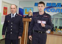 В Усолье-Сибирском молодые полицейские получили служебные удостоверения