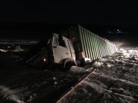 По лёд реки Лена в Киренском районе частично провалился грузовик