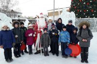 Безопасных дорог пожелали усольчанам Дед Мороз и Снегурочка 