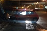 В Иркутске пьяный механик автосервиса угнал машину клиентки и врезался в столб