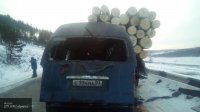 Фото с места столкновения маршрутки и лесовоза под Иркутском появились в Сети
