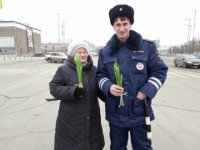 В Усолье-Сибирском сотрудники ГИБДД поздравили женщин с весенним праздником