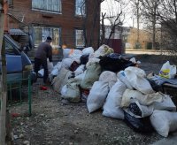 Из квартиры иркутской пенсионерки вывезли более 100 мешков мусора