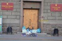 Неизвестные принесли мешки с мусором к зданию иркутской мэрии