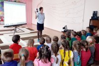 Сотрудники усольской ГИБДД преподают дошкольникам дорожную азбуку от ГИБДД