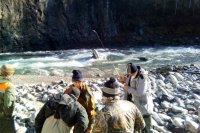 Потерпевших крушение рыбаков спасли на реке Урик