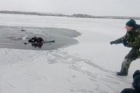Трое молодых людей спасли мужчину, провалившегося под лед в Ангару