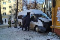 Маршрутка въехала в жилой дом после столкновения с такси в центре Иркутска