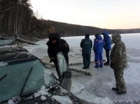 В Куйтунском районе машина провалилась под лёд Оки, погиб водитель