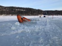 Экскаватор провалился под лед в Бодайбинском районе при обустройстве переправы
