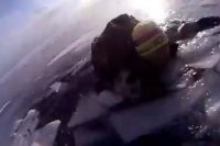 Туристы провалились под лед на Байкале и сняли инцидент на камеру