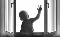 Трехлетний мальчик выпал из окна в Усолье